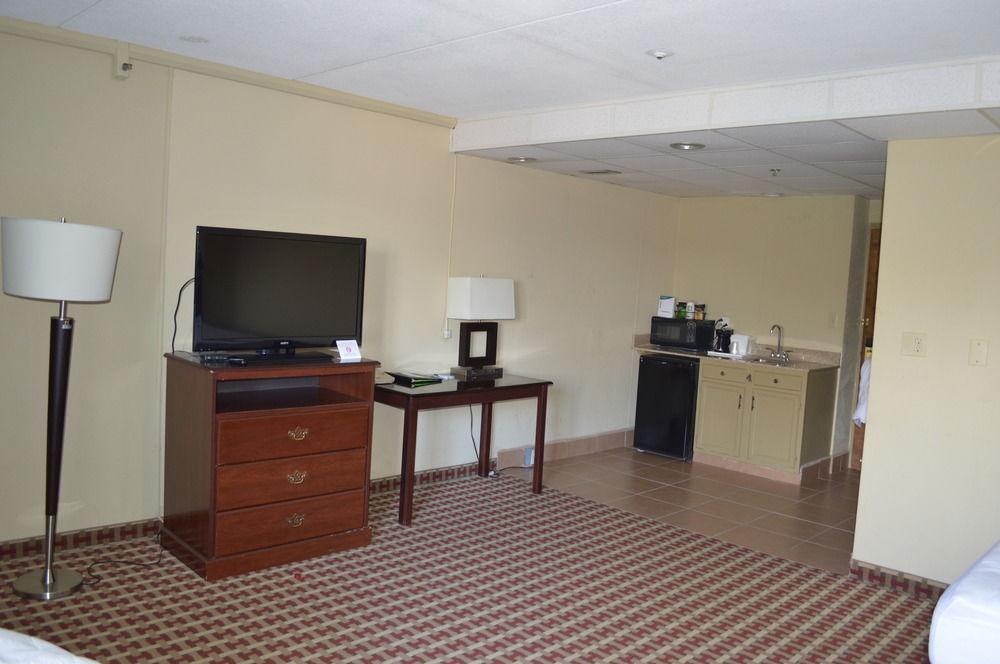 Quality Inn & Suites Fayetteville Esterno foto